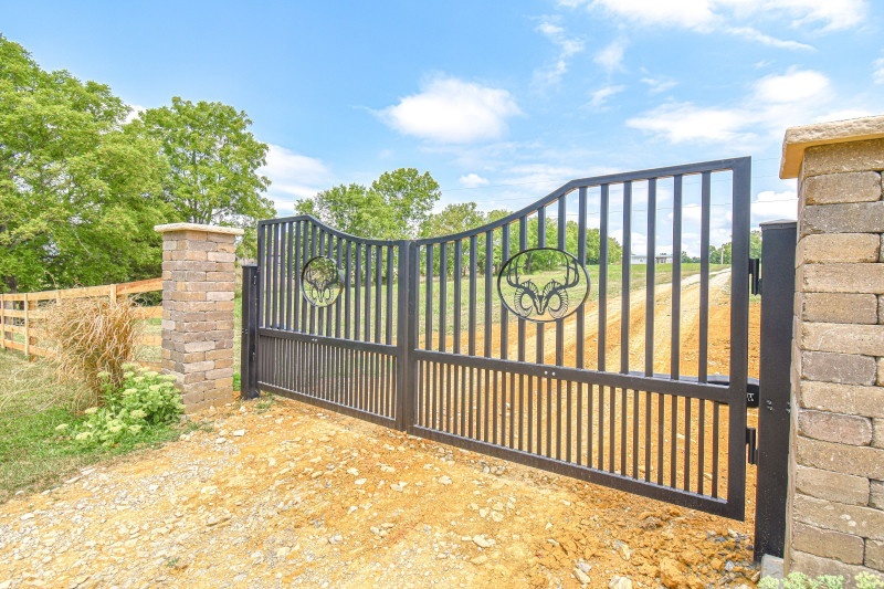 Whitetail-Deer-Hunting-Ky-Lodge-entrance