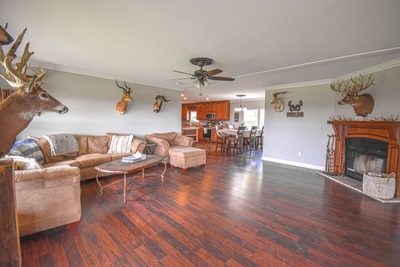 Whitetail-Deer-Hunting-Ky-Lodge-living-room