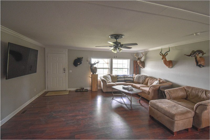 Whitetail-Deer-Hunting-Ky-Lodge-living-room2