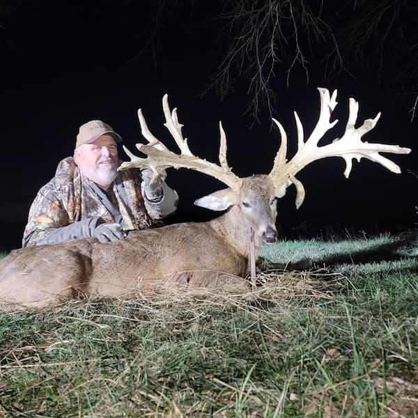 4dc1317d-0110-4051-b119-bb2c05c30cb2 Whitetail Buck and Doe